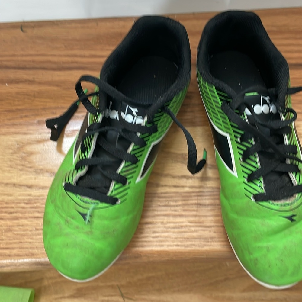 Diadora cleats kids size 3. Used but still good shape!